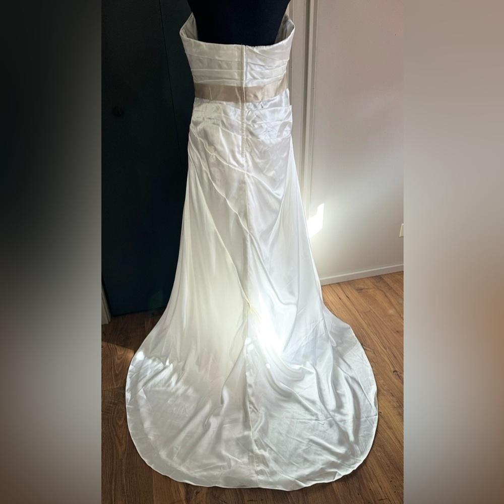 David's Bridal Strapless Charmeuse A-Line Size 14W Wedding Dress STYLE# 9OP1242 - Picture 9 of 16